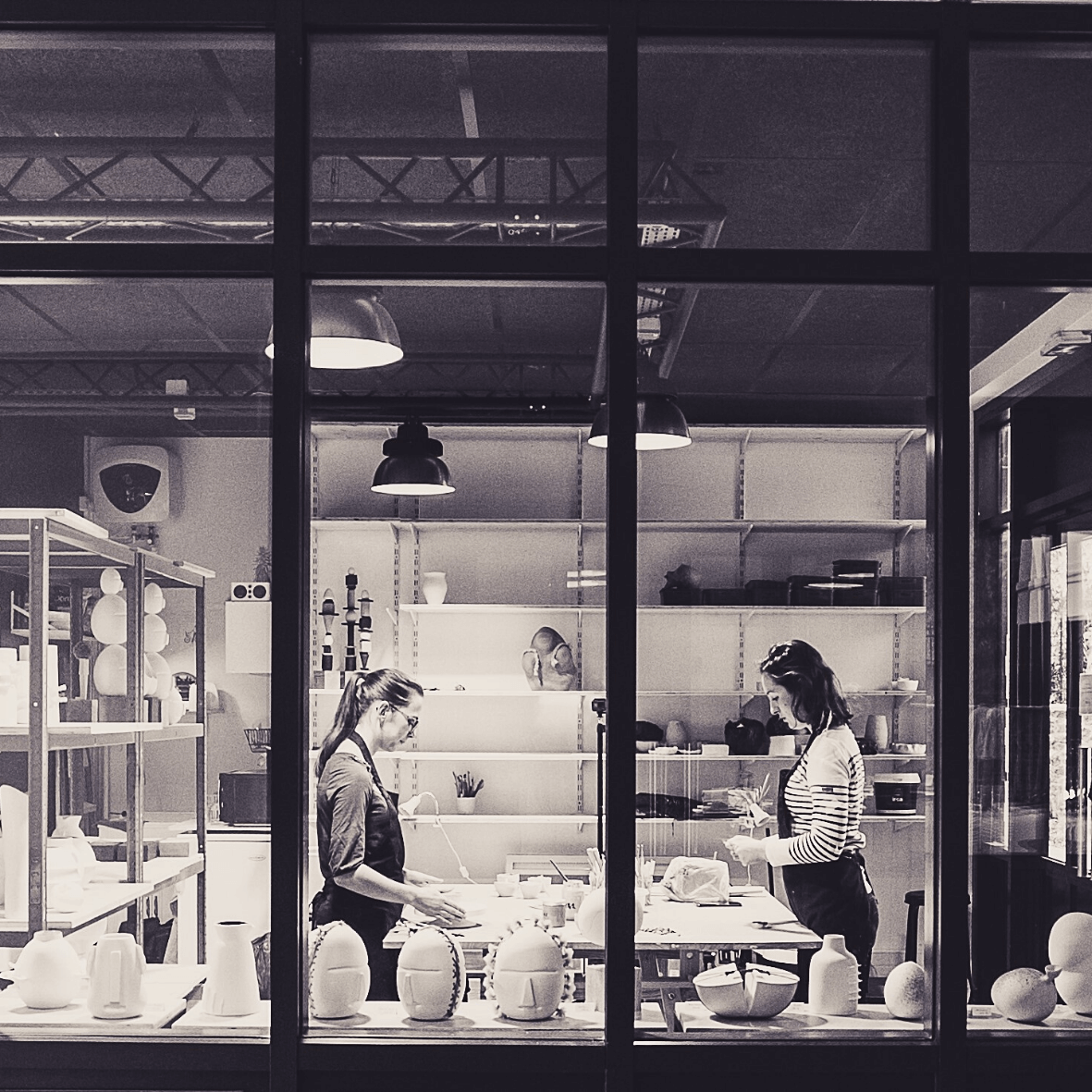 stagaire-audrey-jezic-atelier-ceramiste-potiere-stage-formation-ceramique-poterie-paris Une stagiaire et Audrey, céramiste et potière, pendant un stage ou une formation de céramique et poterie sur Paris dans son atelier