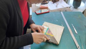 Stagiaire pendant le stage de marqueterie de paille vers Paris