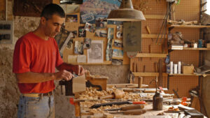 Sculpteur sur bois faisant une sculpture pendant le stage