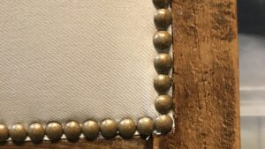 Détail de fauteuil pendant le stage en tapisserie d’ameublement