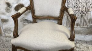 Fauteuil cabriolet de style Louis XV restaurée par Sandrine Boulanger pendant le stage de tapissier d'ameublement
