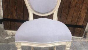 Chaise rénovée pendant le stage de tapissier d'ameublement