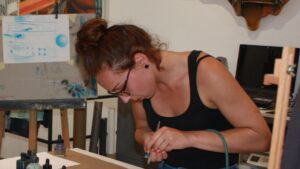 Stagiaire au cours du stage de peinture à l'aérographe