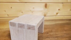 Petit tabouret fait pendant le stage d'ébénisterie conçu en queue d'aronde