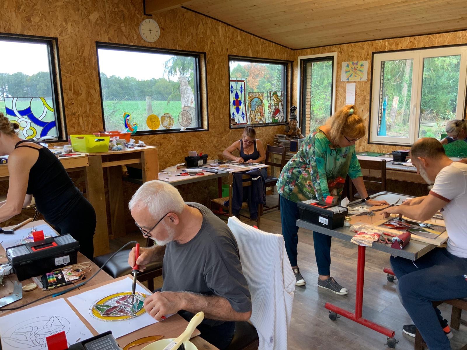 stagaires-cours-stage-formation-vitrail-vitraux-vitrailliste-atelier-perche Stagiaires pendant les cours, le stage ou la formation sur vitrail avec un vitrailliste dans son atelier dans le Perche