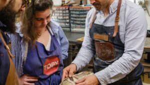 Entretien de chaussure pendant le stage en cordonnerie avec un cordonnier et ces stagiaires