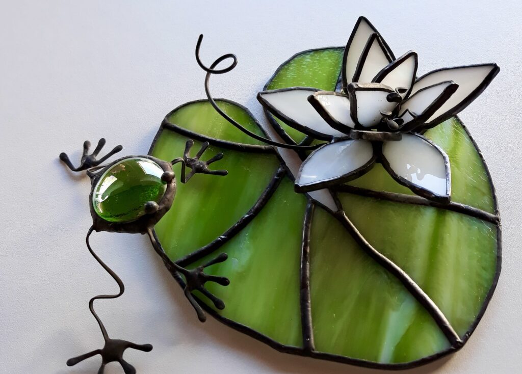 Vitrail Tiffany en forme de nénuphar fait pendant l'atelier à Tarbes avec Migueline, vitrailliste