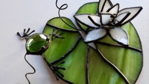 Vitrail Tiffany en forme de nénuphar fait pendant l'atelier à Tarbes avec Migueline, vitrailliste