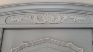 Détail de rénovation de meuble avec une restauratrice de meubles vers Bordeaux