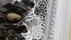 Restauration à la dorure en cours pendant le stage pour restaurer des meubles