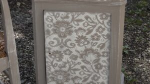 Chevet avec patine pendant l'atelier pour rénover son meuble
