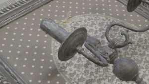 Socle d'abat-jour pendant l'atelier de restauration d'abat-jours