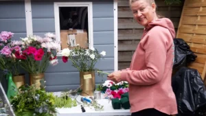 Stagiaire pendant l'atelier en compositions florales vers Rouen