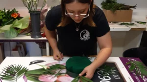 Stagiaire pendant l'atelier en compositions florales vers Rouen