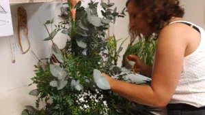 Stagiaire pendant l'atelier en scénographie florale vers Rouen