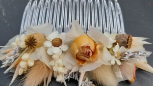 Peigne pendant l'atelier de fleurs séchées pour le mariage vers Rouen