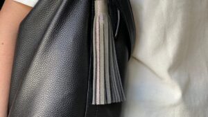Sac noir fait lors du stage d'initiation à la maroquinerie et sellerie à Paris