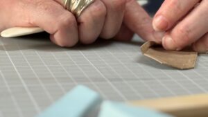 Pliage stage de modelage du cuir - Marqueterie et gainerie à Paris