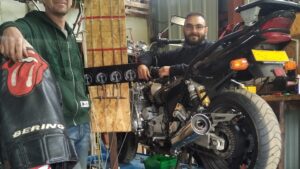 Stagiaires pendant le stage Entretien sur la partie cycle d’une moto