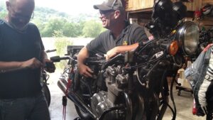 Stagiaires pendant le stage Entretien d’une moto