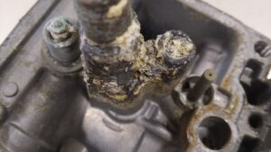 Détail du carburateur moto pendant l'atelier