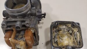 Démontage de carburateur moto pendant le stage