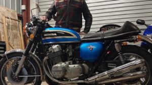 Samuel Do, mécanicien avec sa moto