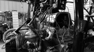Moto démontée pendant stage de compréhension d'un système électrique et électronique d'une moto