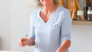 Marylène Carros, artisane en marqueterie de paille